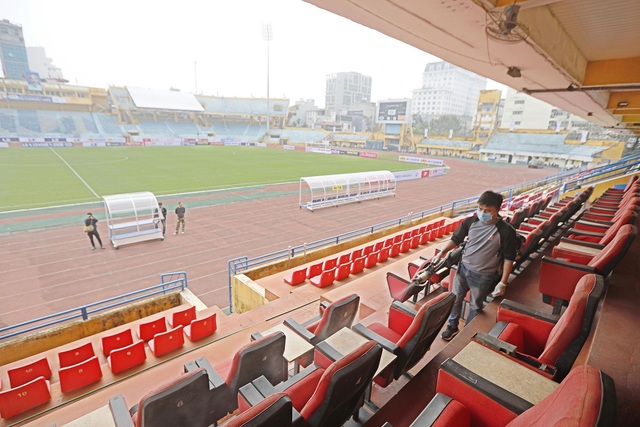 Sân Hàng Đẫy khử trùng vệ sinh trước trận CLB Hà Nội - DNH Nam Định ở vòng 1 V.League - Ảnh 5.