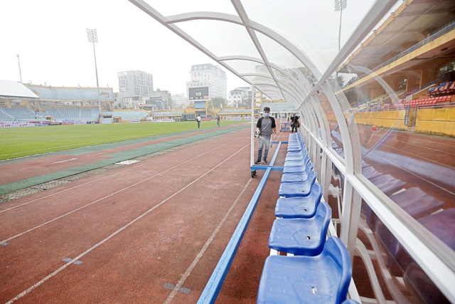 Sân Hàng Đẫy khử trùng vệ sinh trước trận CLB Hà Nội - DNH Nam Định ở vòng 1 V.League - Ảnh 2.