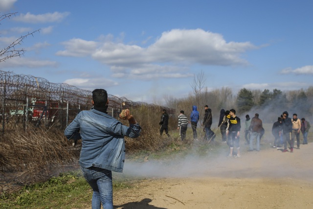 Tái diễn đụng độ giữa cảnh sát và người di cư tại biên giới Thổ Nhĩ Kỳ - Hy Lạp - Ảnh 3.