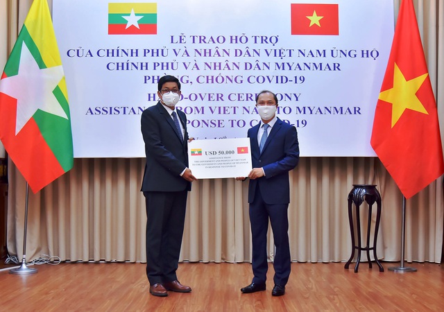 Việt Nam trao quà trị giá 50.000 USD hỗ trợ Myanmar phòng chống COVID-19 - Ảnh 2.