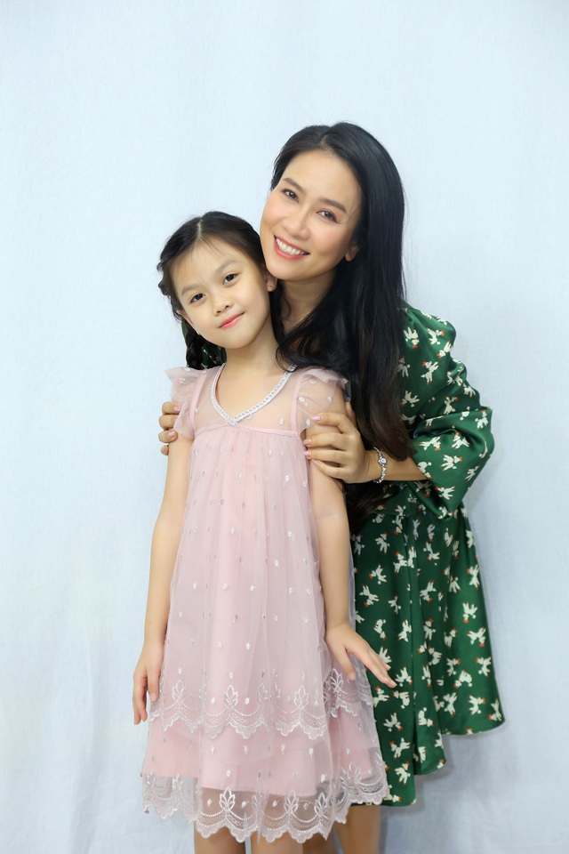 NSƯT Vân Khánh bị con gái 8 tuổi tố mê phim, không quan tâm con - Ảnh 1.