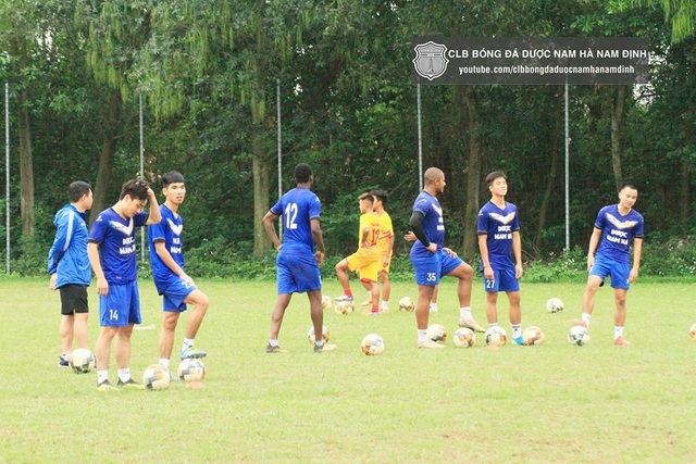 Cầu thủ và BHL DNH Nam Định chung tay chia sẻ khó khăn với đội bóng - Ảnh 1.