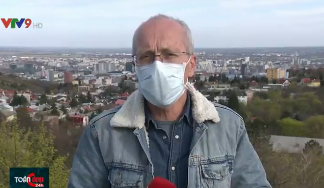Slovakia: Người dẫn tin tức trên truyền hình cũng đeo khẩu trang - Ảnh 1.