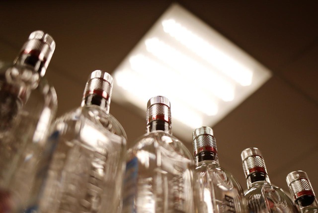 Nga lo ngại việc doanh số bán Vodka tăng trong mùa dịch - Ảnh 1.