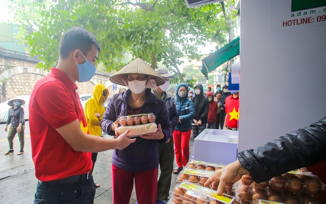 Khai trương cây ATM thực phẩm miễn phí đầu tiên tại quận Hoàn Kiếm, Hà Nội - Ảnh 3.