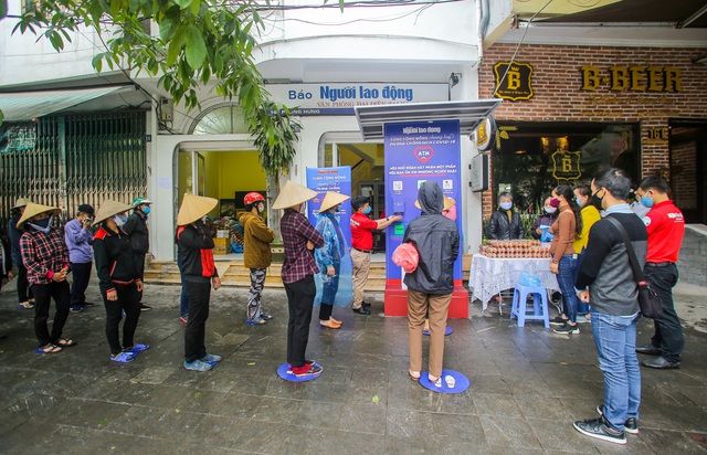 Khai trương cây ATM thực phẩm miễn phí đầu tiên tại quận Hoàn Kiếm, Hà Nội - Ảnh 4.