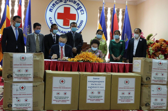 Hội chữ thập đỏ Việt Nam hỗ trợ trang thiết bị y tế cho Hội chữ thập đỏ Campuchia phòng, chống dịch COVID-19 - Ảnh 1.