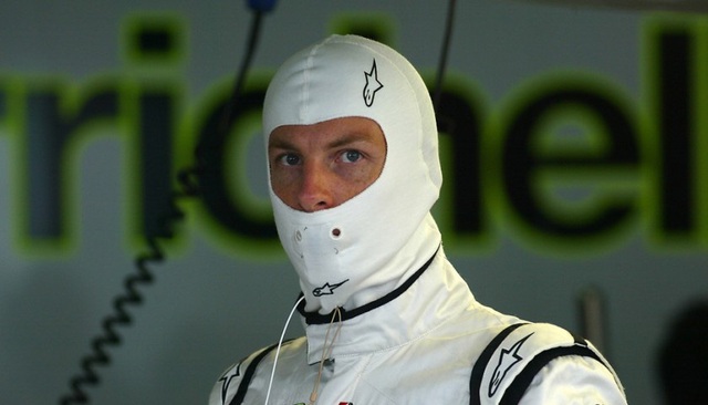 Công dụng của chiếc mũ trùm mặt với các tay đua F1 - Ảnh 1.