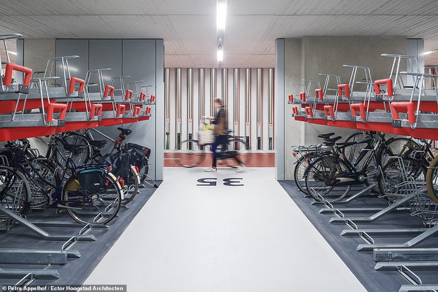 Chiêm ngưỡng nhà để xe đạp lớn nhất thế giới Utrecht (Hà Lan) - Ảnh 1.