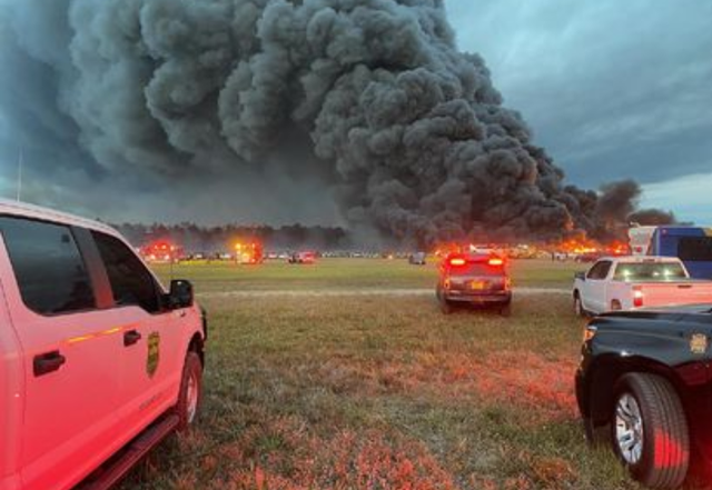 Mỹ: Hỏa hoạn ở sân bay thiêu rụi hàng nghìn xe hơi - Ảnh 1.