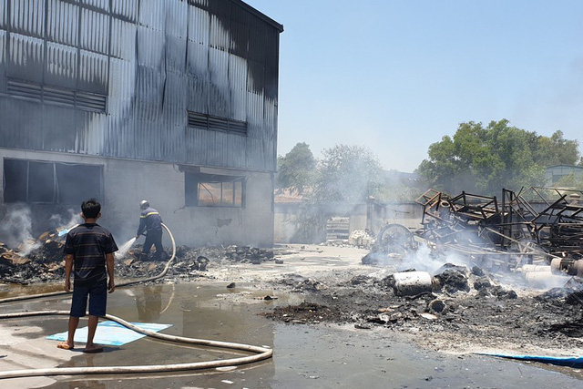 Công ty sản xuất gốm sứ ở Bình Dương bốc cháy dữ dội lúc giữa trưa - Ảnh 2.