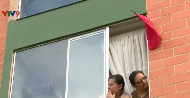Colombia: Treo vải đỏ ở cửa sổ để được hỗ trợ kinh tế - Ảnh 1.