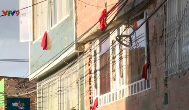 Colombia: Treo vải đỏ ở cửa sổ để được hỗ trợ kinh tế - Ảnh 2.