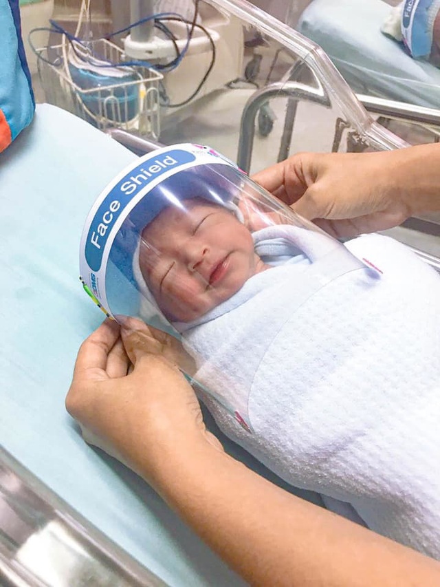 Những em bé sơ sinh được đeo mặt nạ chống COVID-19 tại Thái Lan - Ảnh 3.