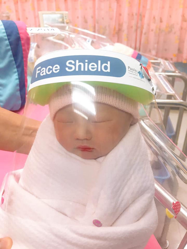 Những em bé sơ sinh được đeo mặt nạ chống COVID-19 tại Thái Lan - Ảnh 1.