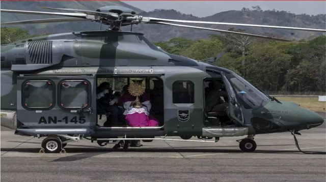 Panama: Thực hiện nghi thức ban phước từ trực thăng - Ảnh 1.
