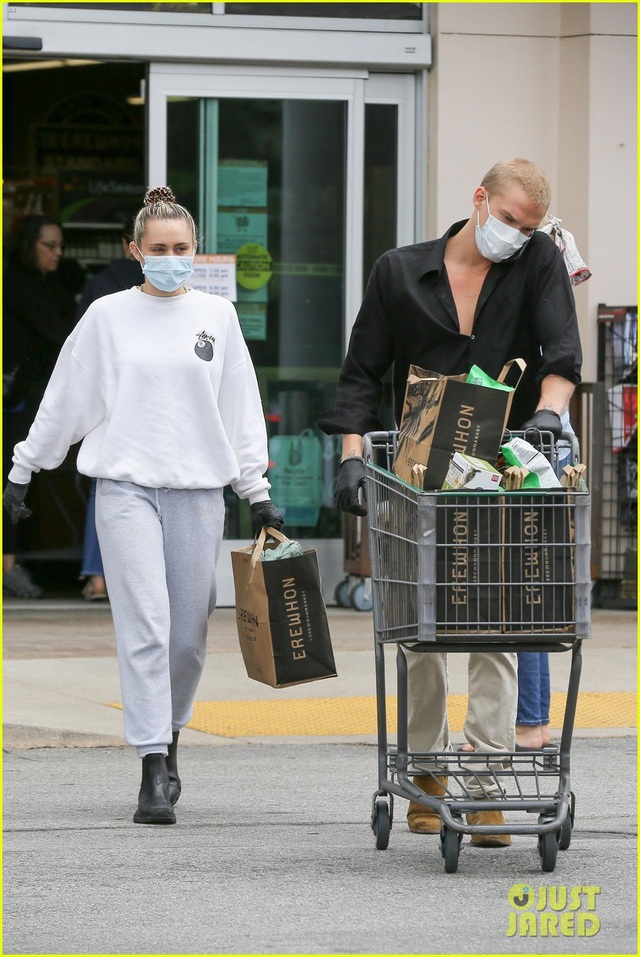Miley Cyrus và bạn trai tạm nghỉ cách ly, ra ngoài mua hàng hóa - Ảnh 5.
