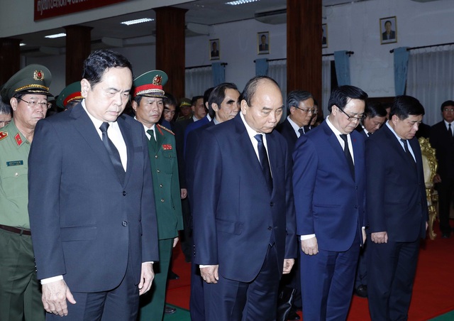 Thủ tướng Nguyễn Xuân Phúc viếng nguyên Thủ tướng Chính phủ Lào Sisavath Keobounphanh - Ảnh 1.