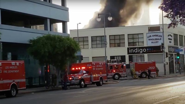 Mỹ: Nổ lớn tại Los Angeles, 11 lính cứu hỏa bị thương - Ảnh 3.