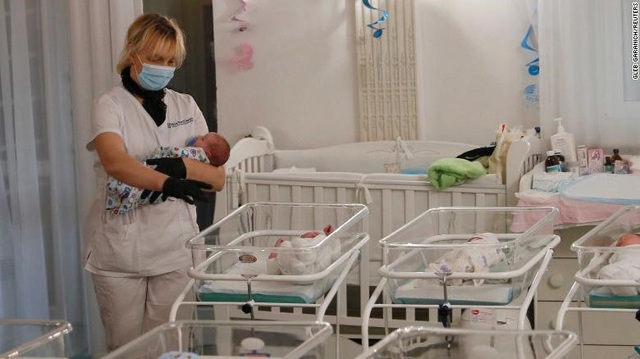 Những em bé bị mắc kẹt tại Ukraine vì COVID-19 - Ảnh 2.