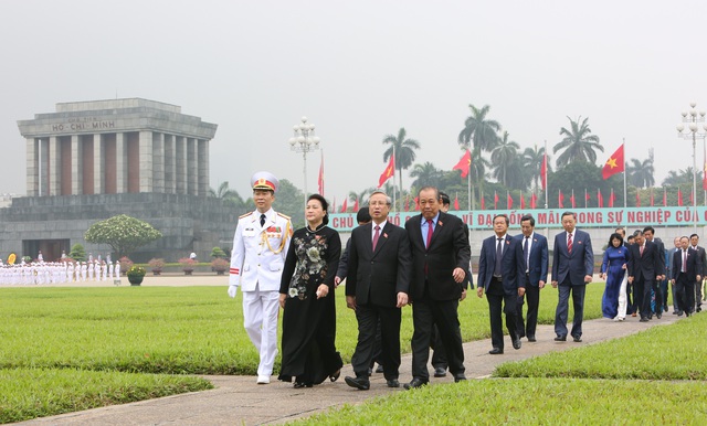 Lãnh đạo Đảng, Nhà nước, đại biểu Quốc hội vào Lăng viếng Bác - Ảnh 6.