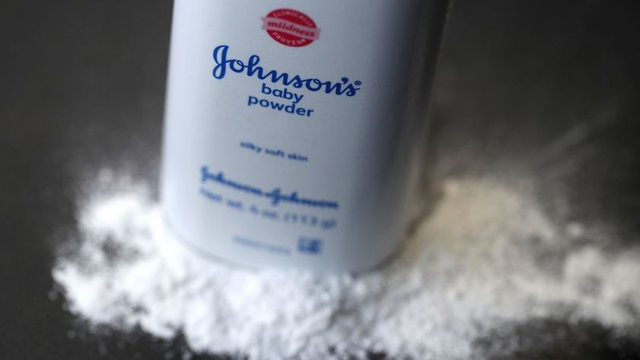 Johnson & Johnson ngừng bán phấn rôm chứa bột Talc tại Mỹ và Canada - Ảnh 1.
