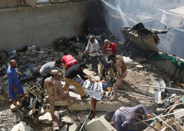 Pakistan: Máy bay chở gần 100 người rơi xuống nhà dân bốc cháy dữ dội, chưa thống kê được thương vong - Ảnh 8.