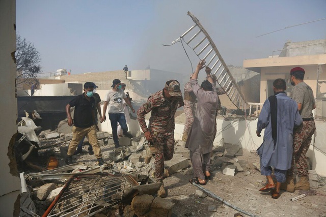 Pakistan: Máy bay chở gần 100 người rơi xuống nhà dân bốc cháy dữ dội, chưa thống kê được thương vong - Ảnh 9.