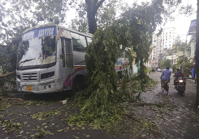 Cận cảnh thiệt hại do siêu bão Amphan gây ra tại Ấn Độ - Ảnh 13.