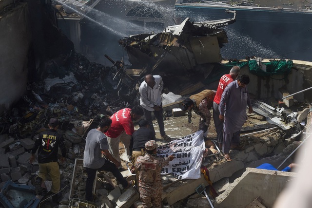 Pakistan: Máy bay chở gần 100 người rơi xuống nhà dân bốc cháy dữ dội, chưa thống kê được thương vong - Ảnh 6.