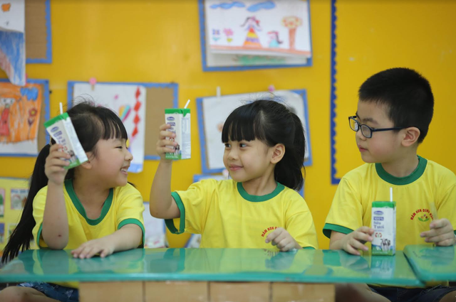 Sữa học đường tại Hà Nội tiếp tục sau hơn 3 tháng gián đoạn - Ảnh 1.