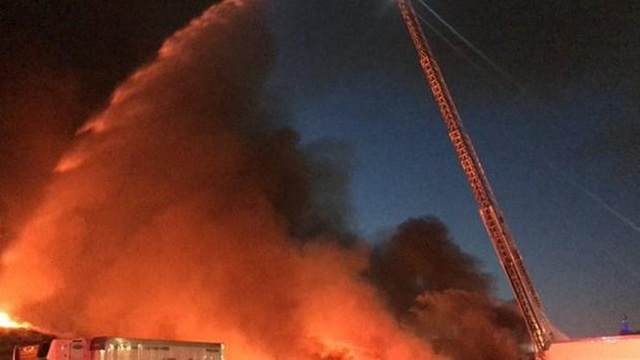 Cháy lớn tại bến tàu ở San Francisco, Mỹ - Ảnh 2.