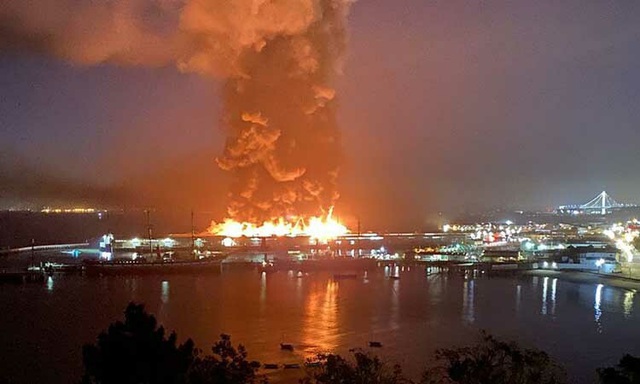 Cháy lớn tại bến tàu ở San Francisco, Mỹ - Ảnh 1.