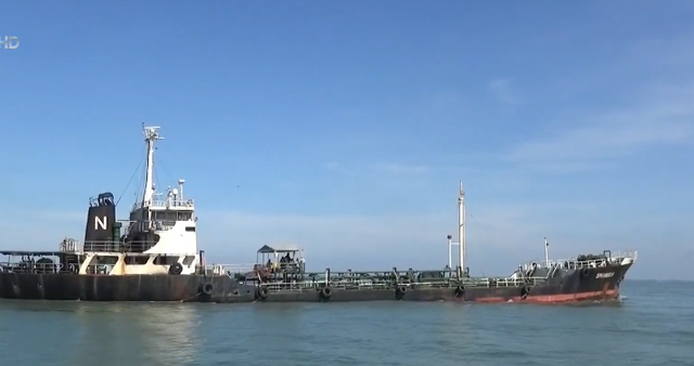 Tạm giữ tàu nước ngoài buôn lậu gần 2 triệu lít dầu vào vùng biển Việt Nam - Ảnh 1.