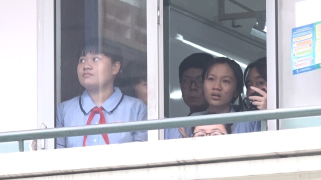 Đốn bỏ cây phượng biểu tượng còn lại ở trường THCS Bạch Đằng, học sinh đi học trở lại bình thường - Ảnh 2.