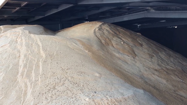 Bắt giữ vụ vận chuyển 200 tấn đường cát nhập lậu - Ảnh 1.