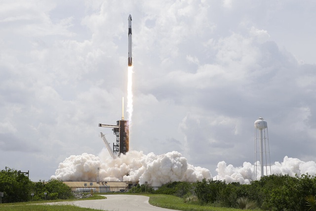 SpaceX phóng thành công tàu vũ trụ lịch sử Crew Dragon lên ISS - Ảnh 1.