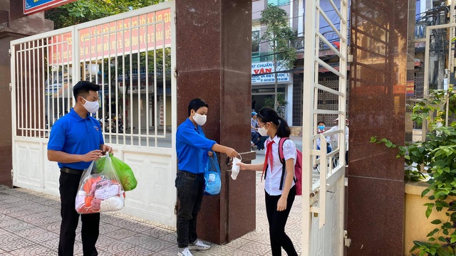 Tuổi trẻ Hà Nội đồng hành cùng học sinh trở lại trường học sau dịch COVD-19 - Ảnh 1.