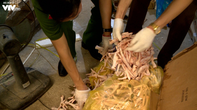 Cận cảnh hơn 6 tấn chân gà, tim, nầm lợn bẩn sắp đi tiêu thụ ở Hà Nội - Ảnh 2.