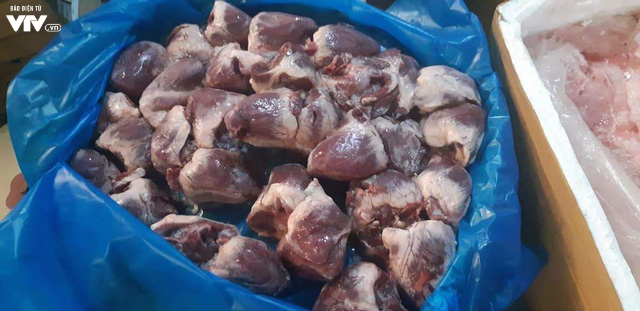 Cận cảnh hơn 6 tấn chân gà, tim, nầm lợn bẩn sắp đi tiêu thụ ở Hà Nội - Ảnh 5.