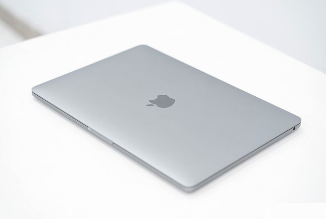 Macbook Pro 13 inch 2020 đầu tiên về Việt Nam giá 41,8 triệu - Ảnh 1.