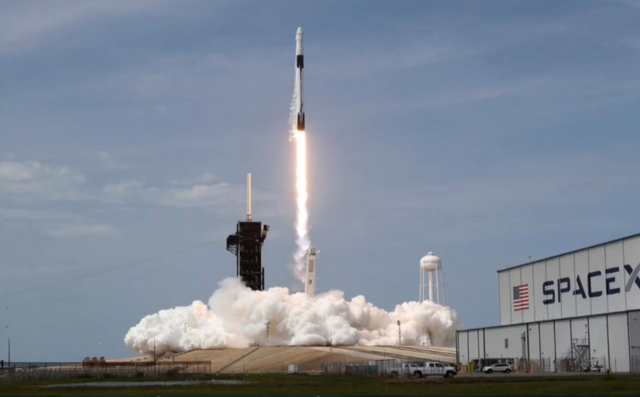 SpaceX phóng tàu vũ trụ: Kỷ nguyên mới du hành không gian thương mại - Ảnh 1.