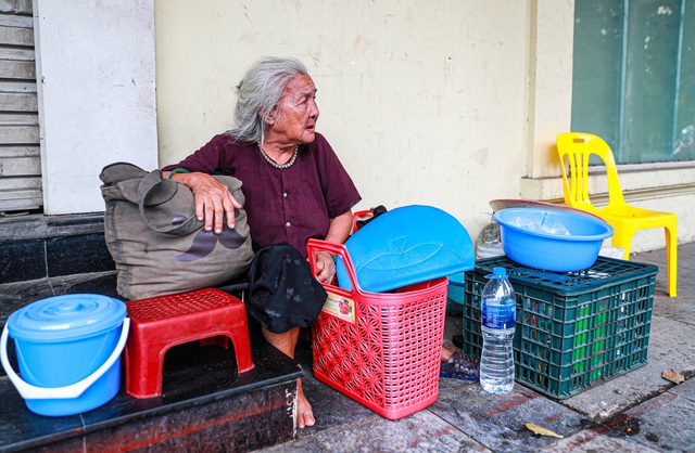 5 thập kỷ gắn bó với vỉa hè Hà Nội của bà cụ 80 tuổi: Chẳng sợ bom rơi thì giờ ngại gì nắng mưa - Ảnh 6.