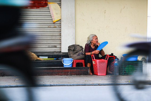 5 thập kỷ gắn bó với vỉa hè Hà Nội của bà cụ 80 tuổi: Chẳng sợ bom rơi thì giờ ngại gì nắng mưa - Ảnh 15.
