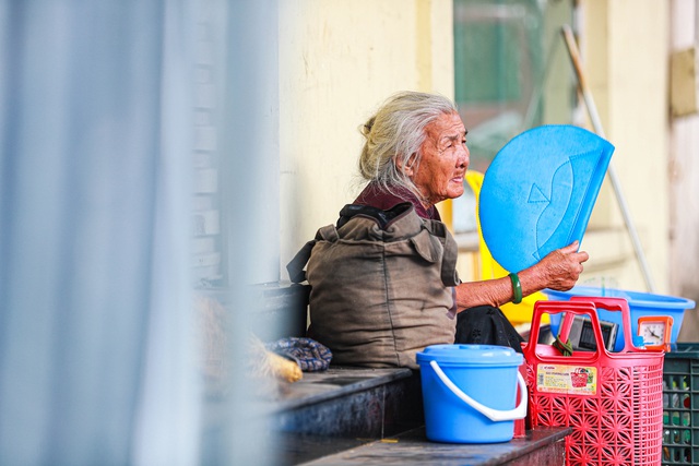 5 thập kỷ gắn bó với vỉa hè Hà Nội của bà cụ 80 tuổi: Chẳng sợ bom rơi thì giờ ngại gì nắng mưa - Ảnh 5.