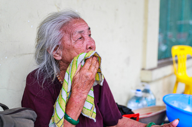 5 thập kỷ gắn bó với vỉa hè Hà Nội của bà cụ 80 tuổi: Chẳng sợ bom rơi thì giờ ngại gì nắng mưa - Ảnh 11.