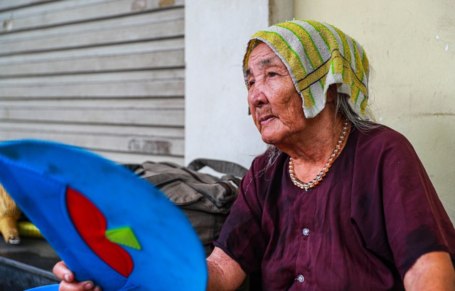 5 thập kỷ gắn bó với vỉa hè Hà Nội của bà cụ 80 tuổi: Chẳng sợ bom rơi thì giờ ngại gì nắng mưa - Ảnh 12.
