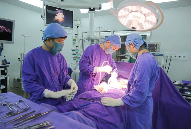 Phẫu thuật xâm lấn tối thiểu cắt u buồng trứng nặng 5kg chứa 3,2 lít dịch - Ảnh 1.