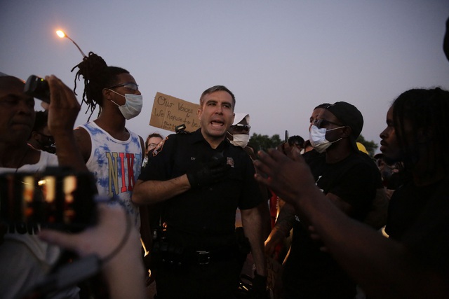 Sĩ quan cấp dưới bắn chết người da màu, Cảnh sát trưởng Atlanta (Mỹ) từ chức - Ảnh 4.
