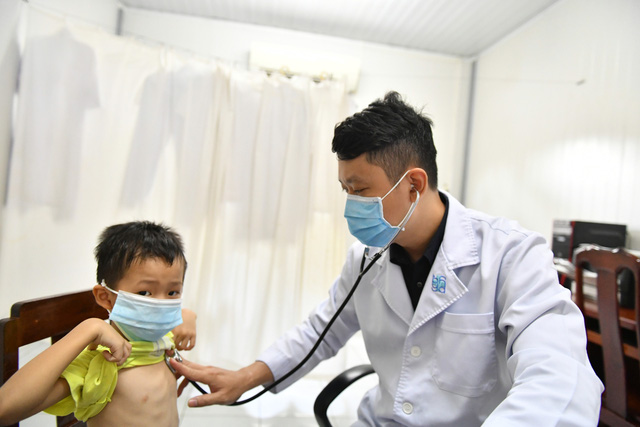 Gần 1.000 trẻ em được khám tầm soát tim bẩm sinh tại Kiên Giang - Ảnh 2.